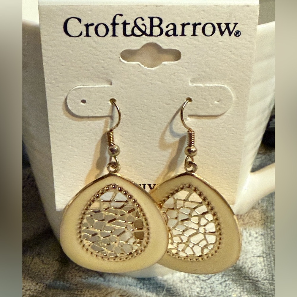 🌸4 for $10 NWT Croft & Barrow Gold Filigree Teardrop Earrings With Cream Enamel